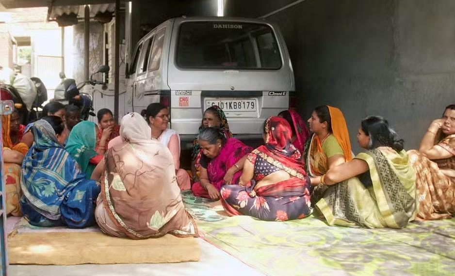 Femmes indiennes qui discutent des solutions pour résister à la chaleur
image extrait du film de Mikael Lefrançois
