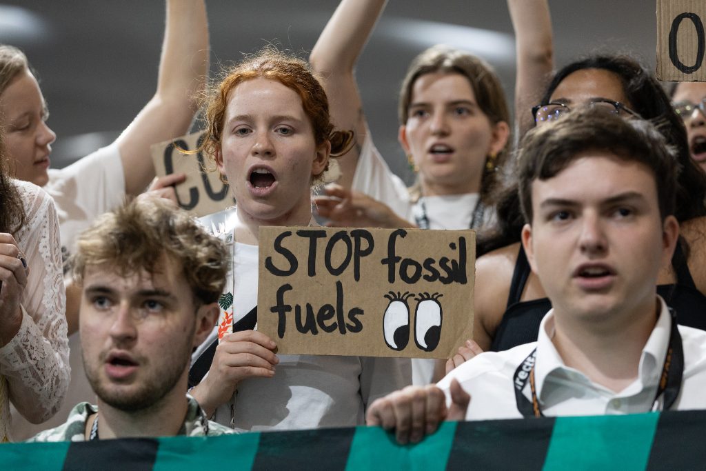 jeunes manifestant contre les énergies fossiles
