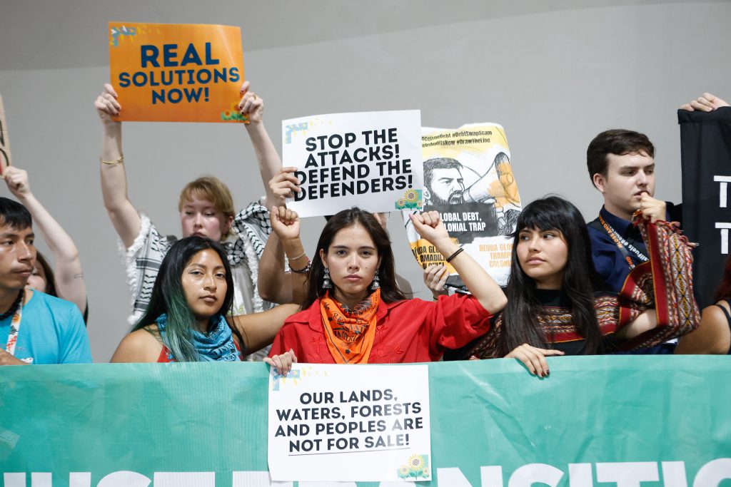jeunes protestant pour la protection des forêts